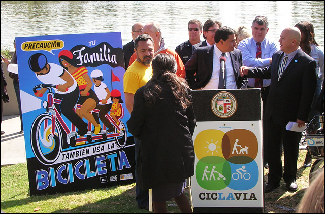 Spanish-language poster asks respect for cyclists