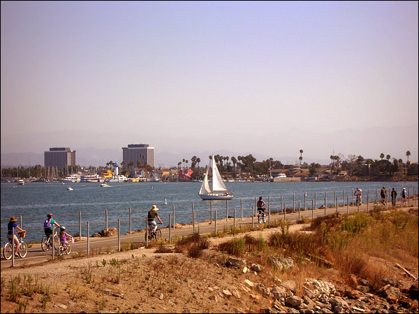 cyclists_southjetty_MdR (123k image)